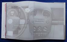 Lade das Bild in den Galerie-Viewer, VW New Beetle MJ 2000 - Buch Hardcover Prospekt Brochure 10.1999