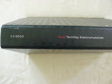 Lade das Bild in den Galerie-Viewer, Audi TechDay Elektromobilität A1 Q5 R8 - Hardcover-Pressemappe + CD 11.2010