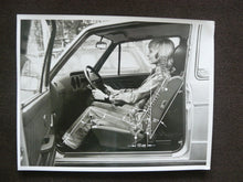 Lade das Bild in den Galerie-Viewer, V087) VW Golf Körperhaltung - Foto Pressefoto press photo 1976