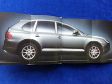 Lade das Bild in den Galerie-Viewer, Porsche Cayenne S Turbo MJ 2003 - Hardcover Prospekt Brochure 06.2002 im Schuber