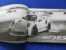 Lade das Bild in den Galerie-Viewer, Porsche 911 GT3 RS Typ 991.2 MJ 2019 - Hardcover Prospekt Brochure 05.2019 - car-brochure