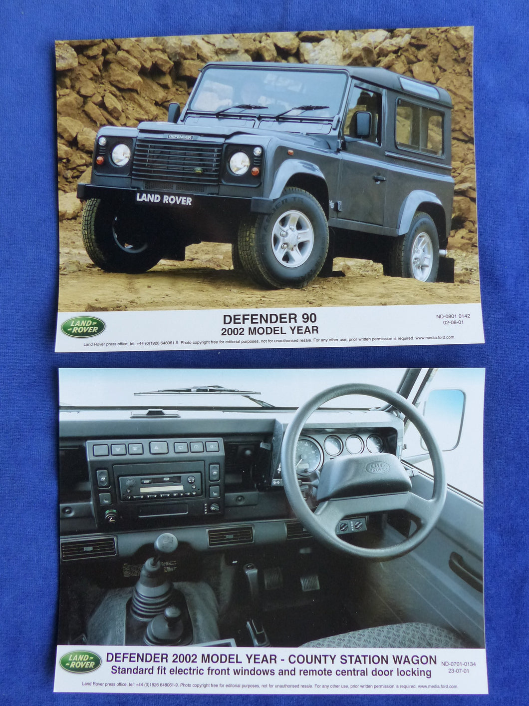 Land Rover Defender MJ 2002 - 2x Original Pressefotos 08.2001