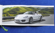 Lade das Bild in den Galerie-Viewer, Porsche Boxster Spyder Typ 987 MJ 2011 - Hardcover Prospekt Brochure 01.2010
