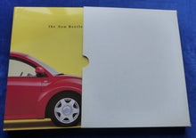 Lade das Bild in den Galerie-Viewer, VW New Beetle MJ 2000 - Buch Hardcover Prospekt Brochure 10.1999
