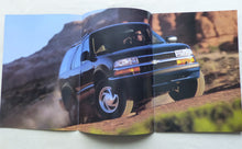 Lade das Bild in den Galerie-Viewer, Chevrolet Blazer MJ 2001 - Prospekt Brochure 2000 deutsch
