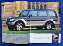 Lade das Bild in den Galerie-Viewer, Galloper Geländewagen Mitsubishi Pajero Lizenz - Prospekt Brochure 04.1998
