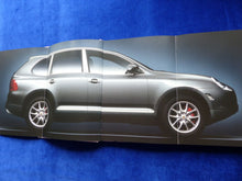 Lade das Bild in den Galerie-Viewer, Porsche Cayenne S Turbo MJ 2005 - Hardcover Prospekt Brochure 06.2004
