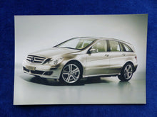 Lade das Bild in den Galerie-Viewer, Mercedes-Benz R 320 CDI Typ 251 - 2x Pressefoto Werk-Foto press photo
