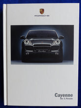Lade das Bild in den Galerie-Viewer, Porsche Cayenne S Turbo MJ 2003 - Hardcover Prospekt Brochure 06.2002 im Schuber
