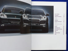 Lade das Bild in den Galerie-Viewer, Porsche Cayenne S Turbo MJ 2003 - Hardcover Prospekt Brochure 06.2002 im Schuber
