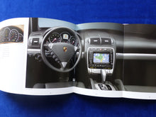 Lade das Bild in den Galerie-Viewer, Porsche Cayenne S Turbo MJ 2003 - Hardcover Prospekt Brochure 06.2002 im Schuber

