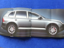 Lade das Bild in den Galerie-Viewer, Porsche Cayenne S Turbo MJ 2003 - Hardcover Prospekt Brochure 06.2002
