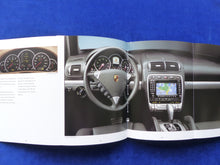 Lade das Bild in den Galerie-Viewer, Porsche Cayenne S Turbo MJ 2003 - Hardcover Prospekt Brochure 06.2002
