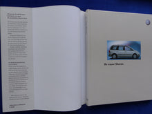 Lade das Bild in den Galerie-Viewer, VW Sharan I Facelift MJ 2003 - Buch + CD-Rom Hardcover Prospekt Brochure 06.2002
