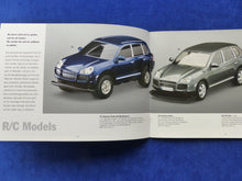 Lade das Bild in den Galerie-Viewer, Porsche R/C Modellfahrzeuge - Cayenne 911 Carrera GT MJ 2004 - Prospekt Brochure 08.2003
