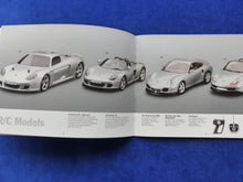 Lade das Bild in den Galerie-Viewer, Porsche R/C Modellfahrzeuge - Cayenne 911 Carrera GT MJ 2004 - Prospekt Brochure 08.2003
