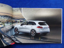 Lade das Bild in den Galerie-Viewer, Porsche Cayenne Turbo S MJ 2013 - Hardcover Prospekt Brochure 10.2012
