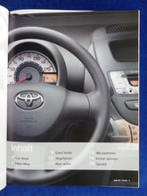 Lade das Bild in den Galerie-Viewer, Toyota AYGO Magazin Frühjahr 2005 - Aygo Accessoires Reisen Sportswear Fanta 4 - car-brochure
