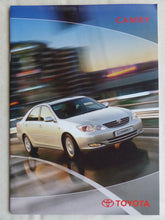 Lade das Bild in den Galerie-Viewer, Toyota Camry Limousine MJ 2002 - Prospekt Brochure 11.2001
