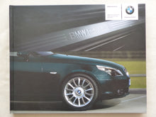 Lade das Bild in den Galerie-Viewer, BMW Individual 5er Limousine Touring M5 E60 MJ 2005 - Hardcover Prospekt 01.2005
