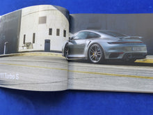 Lade das Bild in den Galerie-Viewer, Porsche 911 Turbo S Typ 992 MJ 2020 - Hardcover Prospekt Brochure 03.2020
